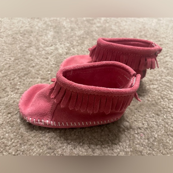 Toddle Girl’s Minnetonka Fringe Pink Leather Bootie Moccasins Size 6 - Picture 2 of 9